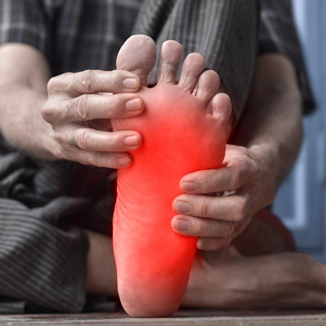 Tapak kaki merah dan sakit dipegang dengan kedua-dua tangan